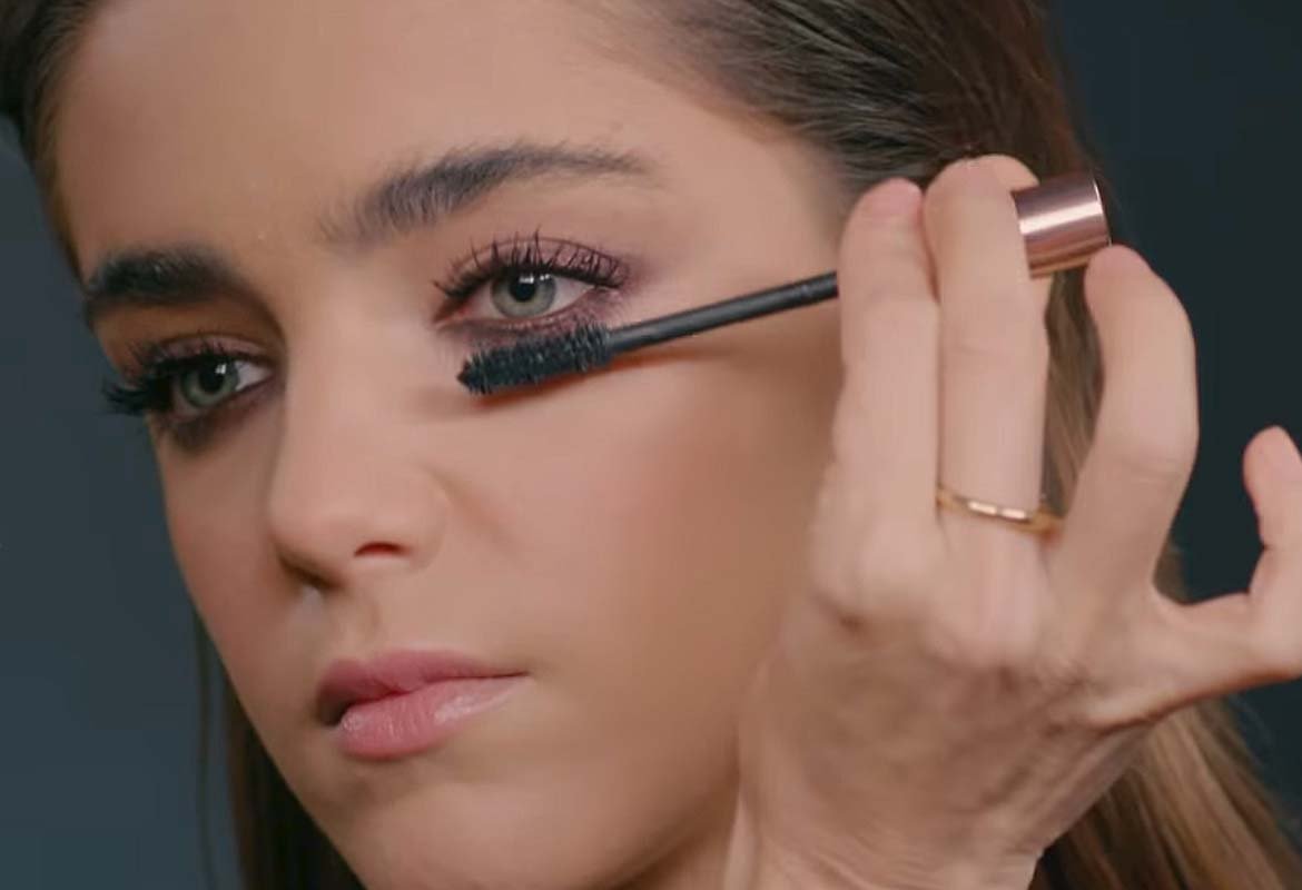 Después de aplicar Le Liners de L’Oréal Paris, repasa con las sombras Color Queen para crear el efecto ojos ahumados.